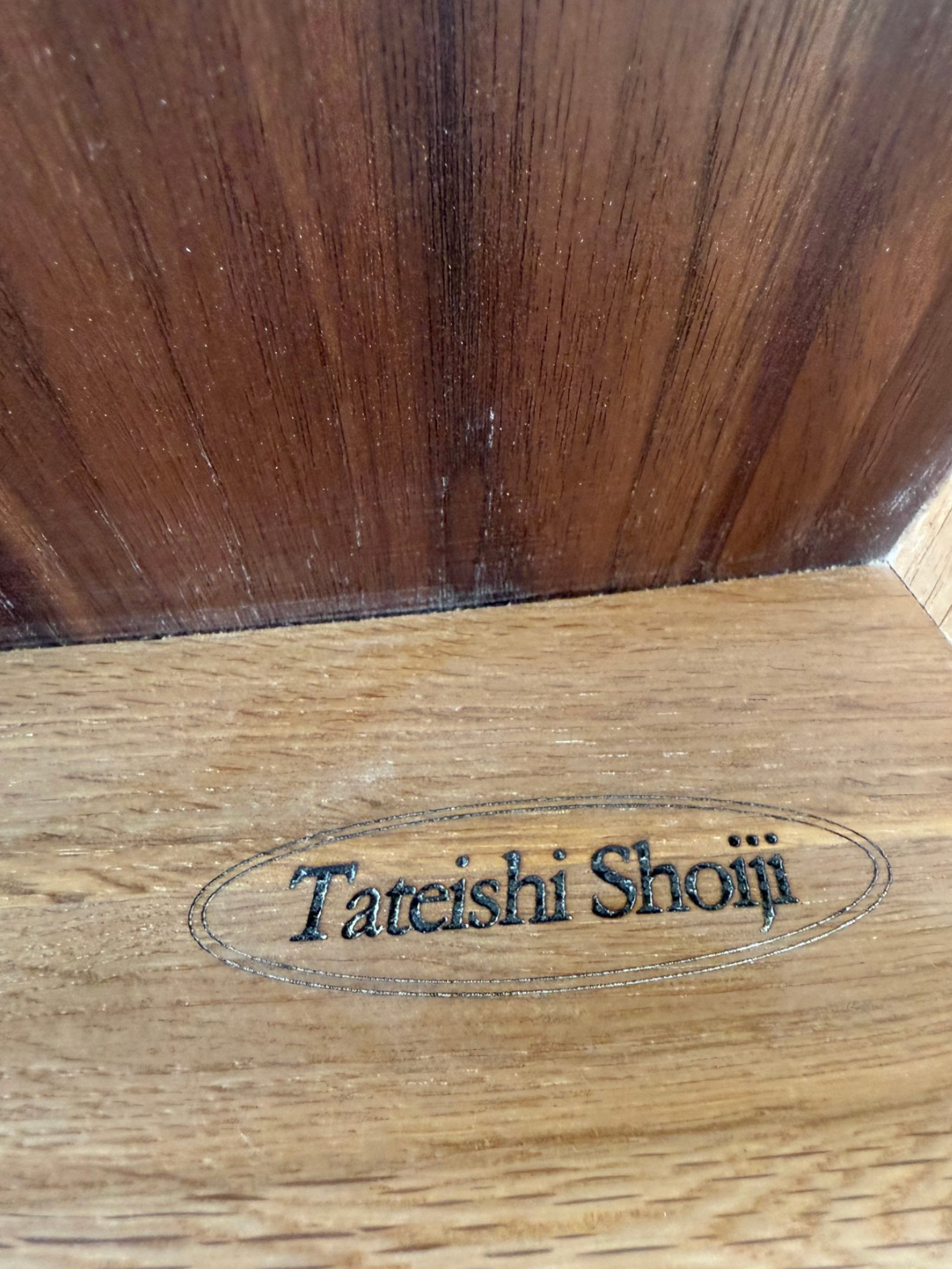 Fotel i podnóżek Tateishi Shoiji wykonany z dębu i drewna orzechowego