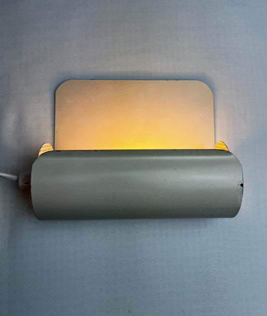 Biały, duński kinkiet Lyfa 23.3410 wyprodukowany w latach 70-80